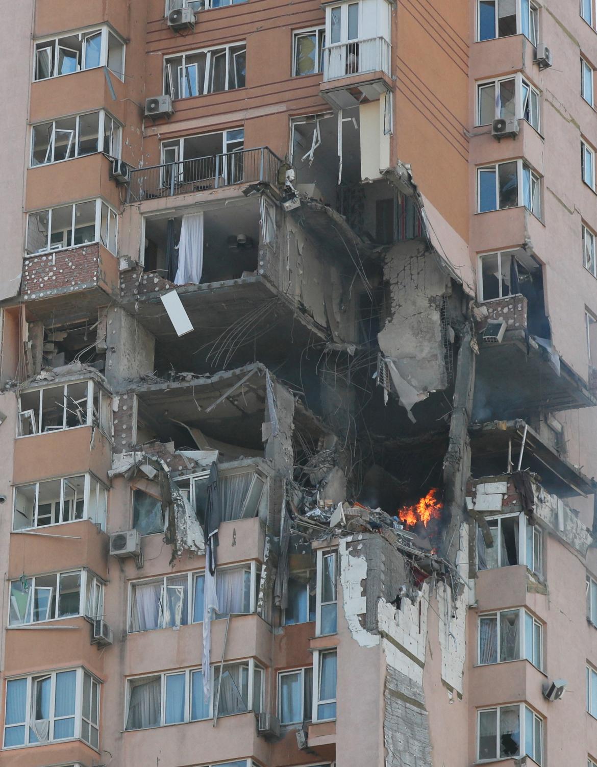 Un Misil Ruso Impact En Un Edificio Residencial De Kiev