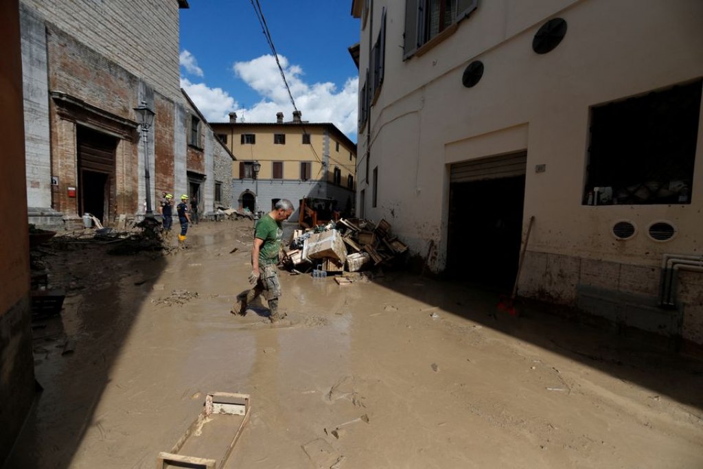 Al Menos Ocho Muertos Por Inundaciones Repentinas En El Centro De