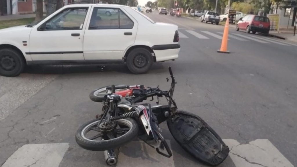 Herido De Gravedad Tras Chocar Su Moto Contra Un Auto En Barrio San