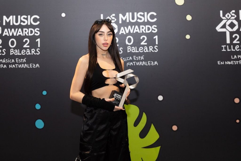 La Cantante Rosarina Nicki Nicole Se LlevÓ El Premio A La Artista RevelaciÓn En Los 40 Music 1650