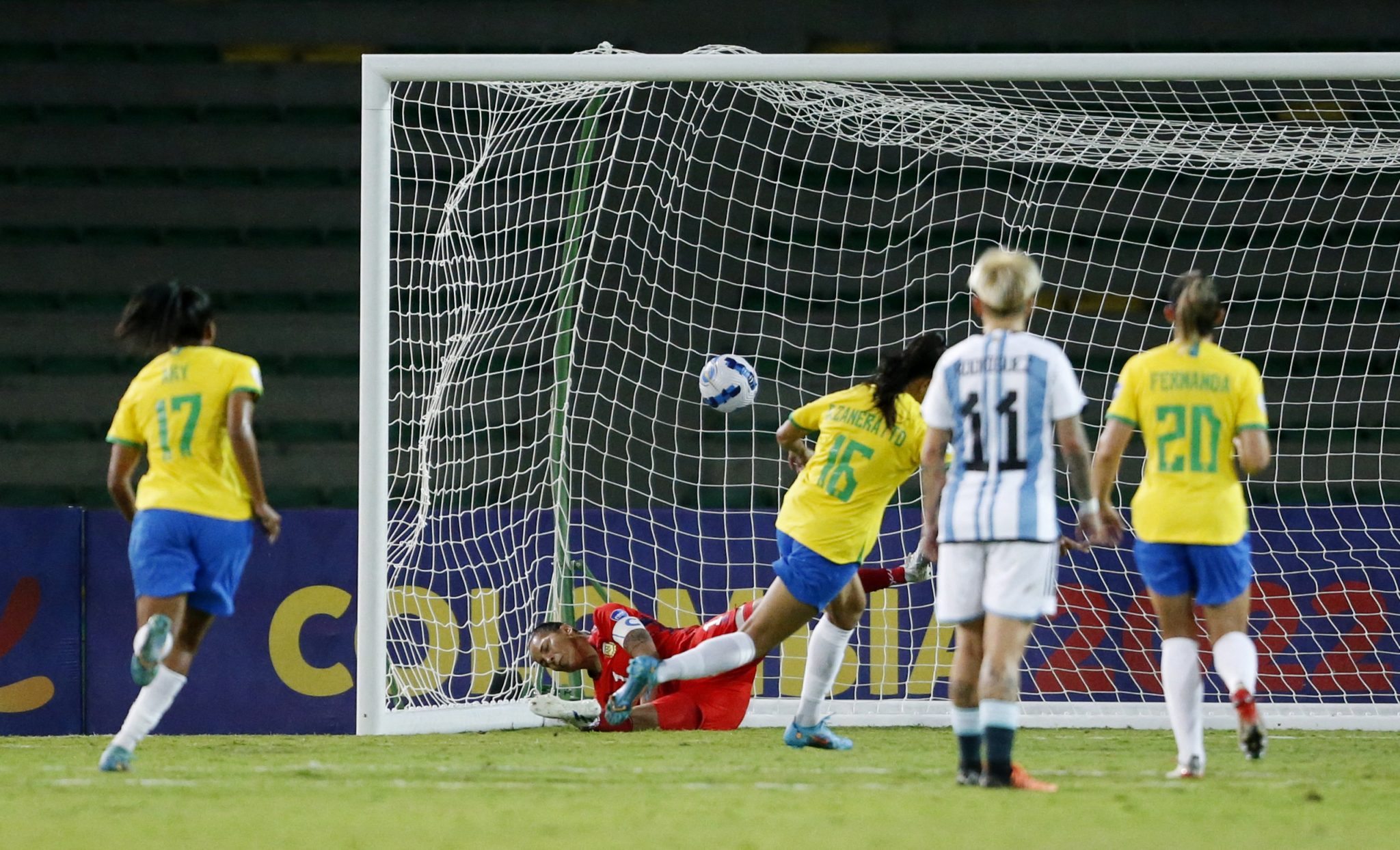 ARGENTINA PERDIÓ POR GOLEADA ANTE BRASIL EN EL DEBUT DE LA COPA AMERICA ...