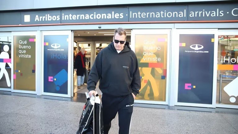 Maxi López llegó a la Argentina para ver a Wanda Nara, que fue trasladada a Fundaleu