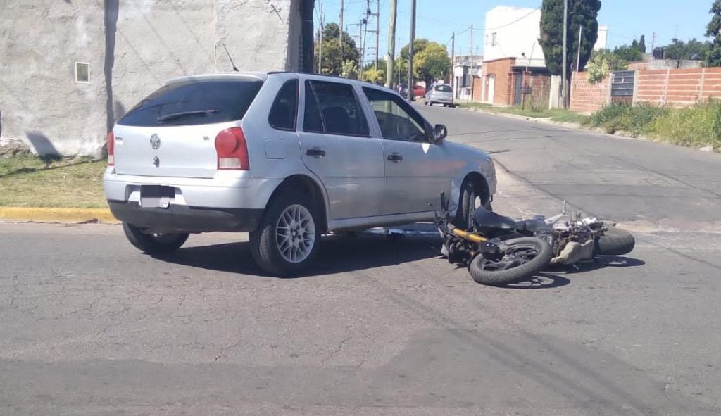 Motociclista gravemente herido tras colisionar con un auto