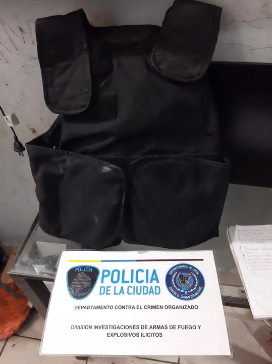 El chaleco perteneciente a personal de la Policía Bonaerense fue sustraído durante un robo en el año 2011
