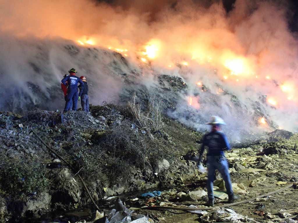 Incendio en el mayor vertedero de residuos de Panamá arroja humo tóxico sobre la capital