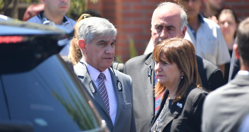 Bullrich, visiblemente afectada, junto al jefe de la Policía, Luis Rollé. (Foto NA)
