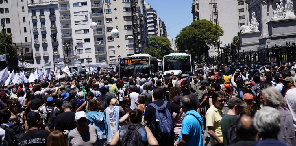 Cánticos En El Paro De La Cgt: "La Patria No Se Vende"