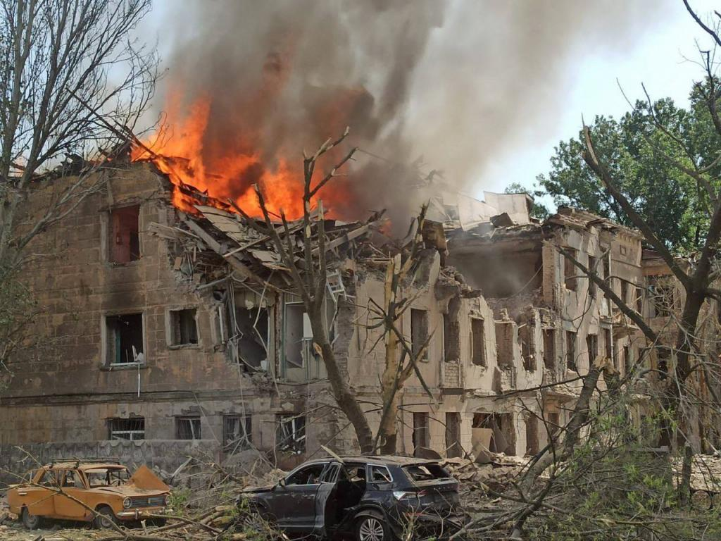 Bomba rusa daña un hospital, provoca su evacuación en noreste de Ucrania