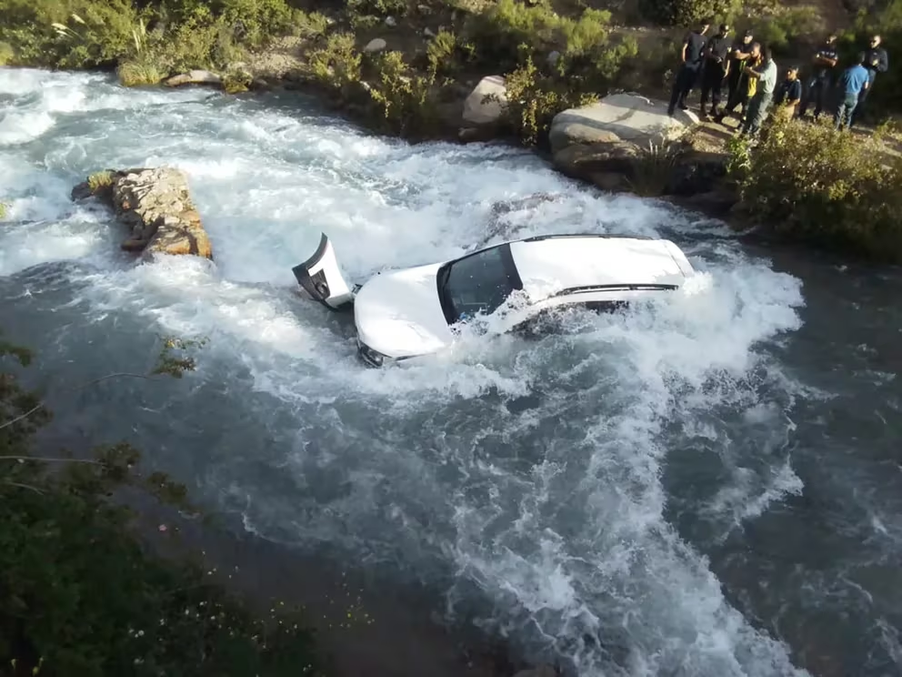 Mendoza: una joven falleció luego de que el auto en el que viajaba cayera desde 7 metros hacia un arroyo