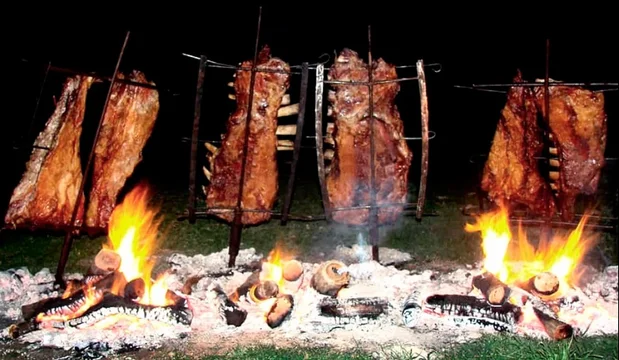 Un pueblo de mil habitantes cerca de Mar del Plata tiene el mejor asado de la Ruta 2 en verano