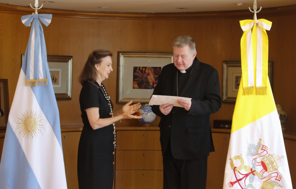 La ministra Diana Mondino recibió al Nuncio Apostólico y Decano del Cuerpo Diplomático