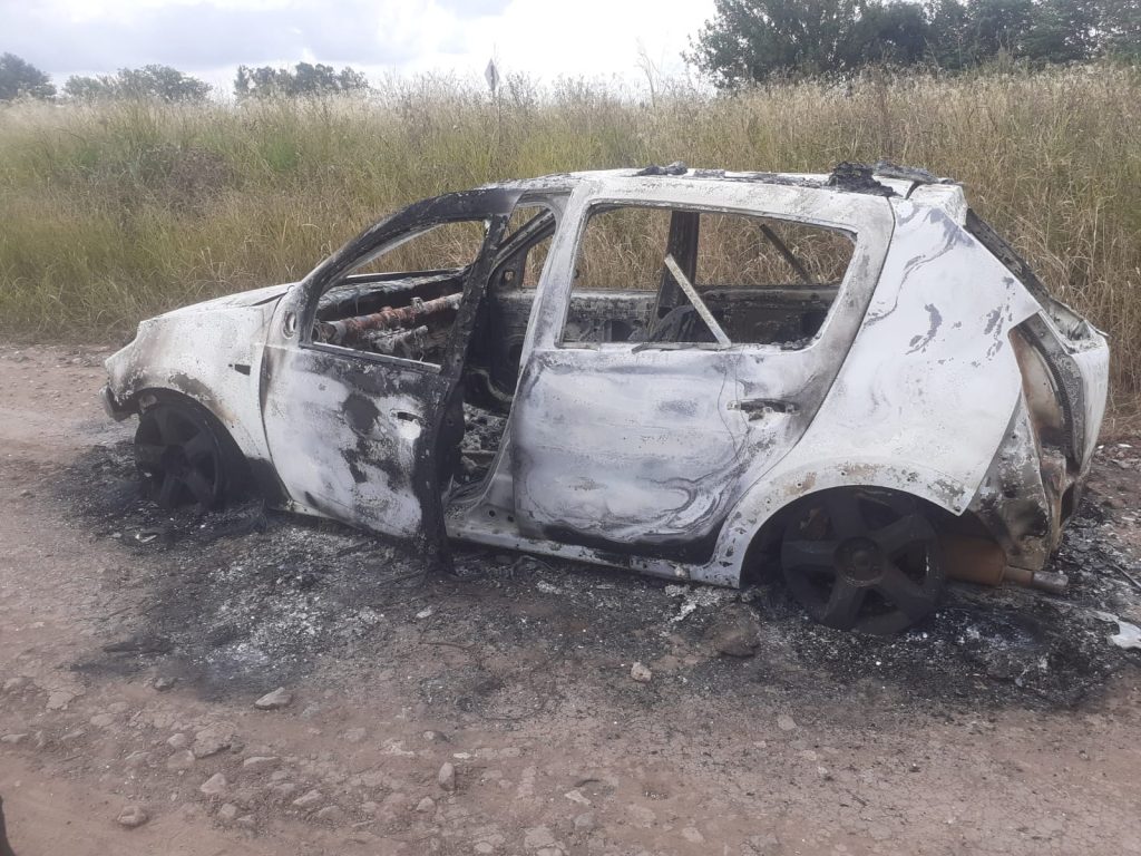 Hallaron un auto incendiado