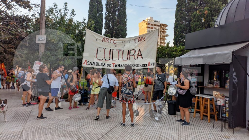 Manifestantes de organizaciones sociales se movilizaron en la Plaza Mitre