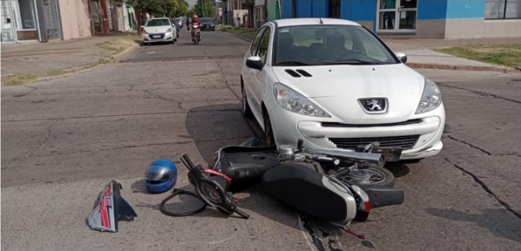 Colisionó un automóvil contra una motocicleta en zona centro