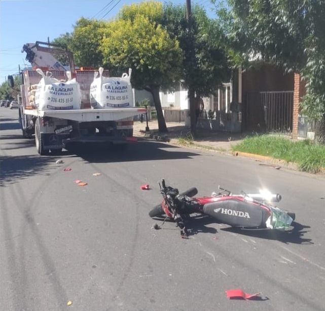 Barrio Don Bosco: choque entre un camión y una motocicleta