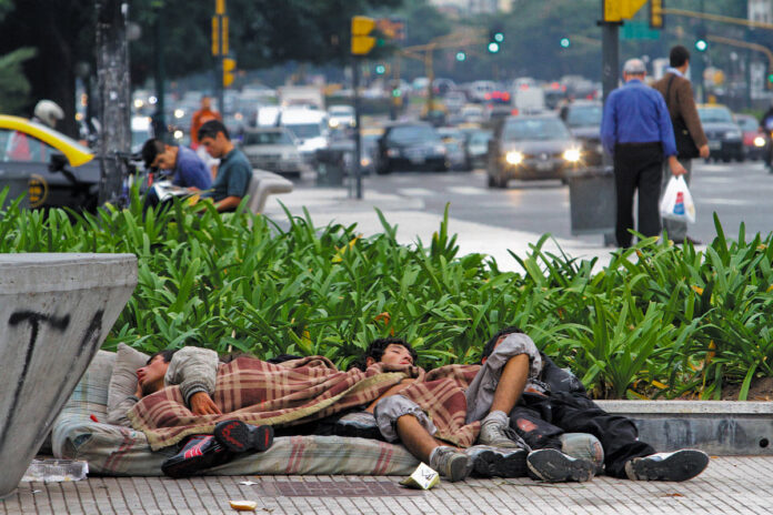 Desde la devaluación de diciembre, 3,6 millones de personas cayeron en la pobreza