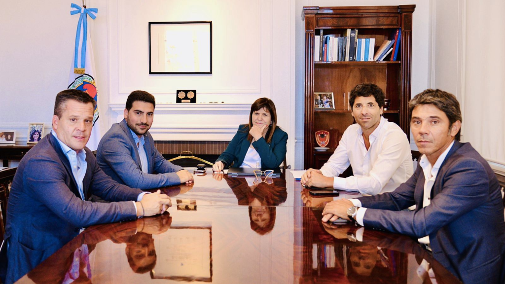 Una foto de Bullrich con un intendente bonaerense, con trasfondo político