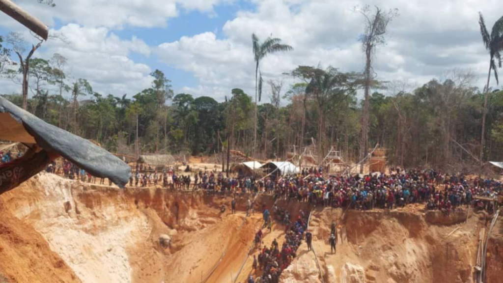 Venezuela: el ejército evacua a más de 300 personas de mina ilegal de oro tras el derrumbe