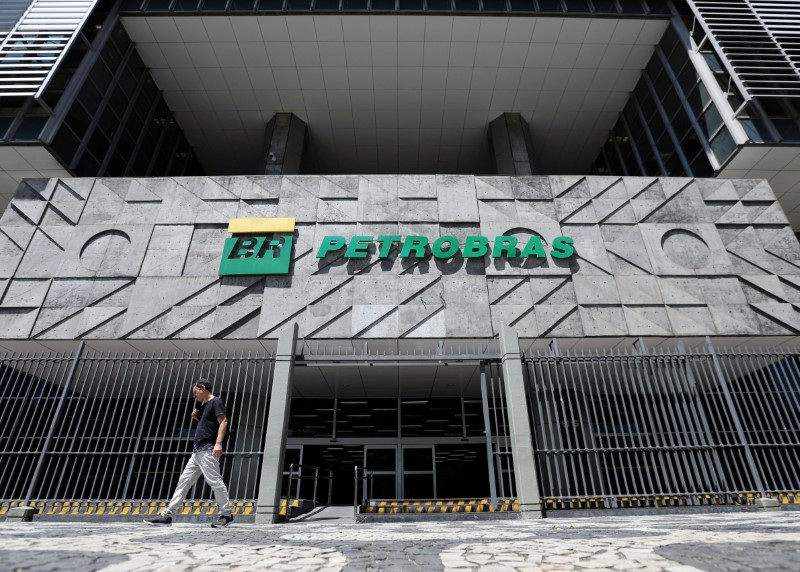 Las acciones de Petrobras caen más de un 5%