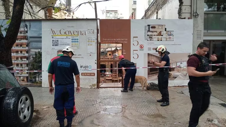 Derrumbe en Caballito: una mujer murió e intentan rescatar a otras personas