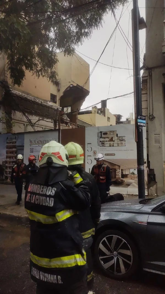 Derrumbe en Caballito: una mujer murió e intentan rescatar a otras personas