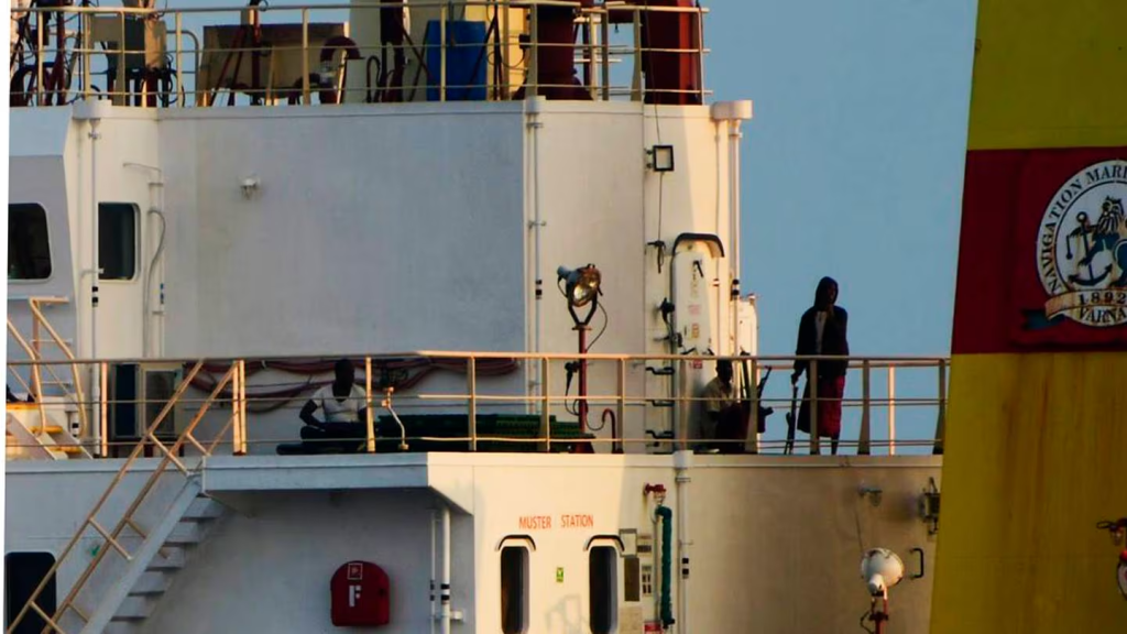 India: la armada recupera un barco en manos de piratas somalíes y rescata a 17 tripulantes