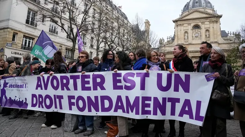 Francia se convirtió en el primer país del mundo en proteger el aborto en su Constitución