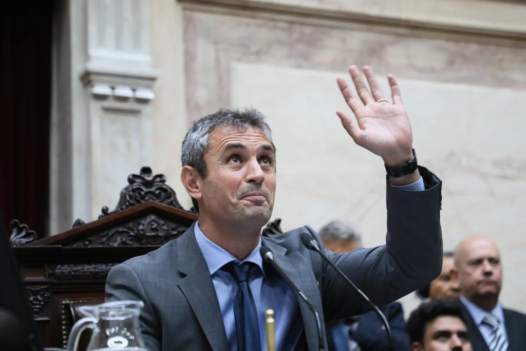 El Gobierno respalda a Martín Menem en la interna legislativa, mientras pagano busca asesoría legal