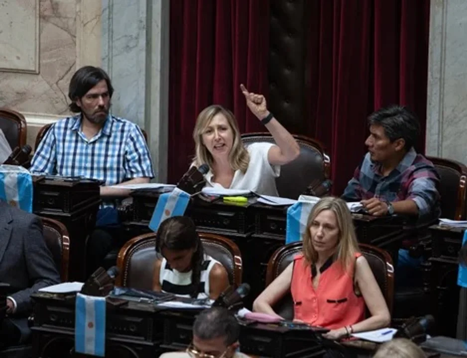 Bregman cruzó a Menem en Diputados: "Lo que se está aprobando es el despido de decenas de trabajadores"