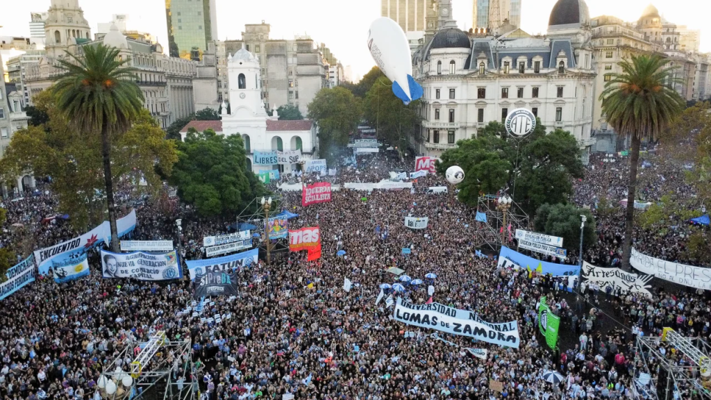 Impacto del reclamo universitario: más de la mitad de los argentinos se mostró a favor de la marcha