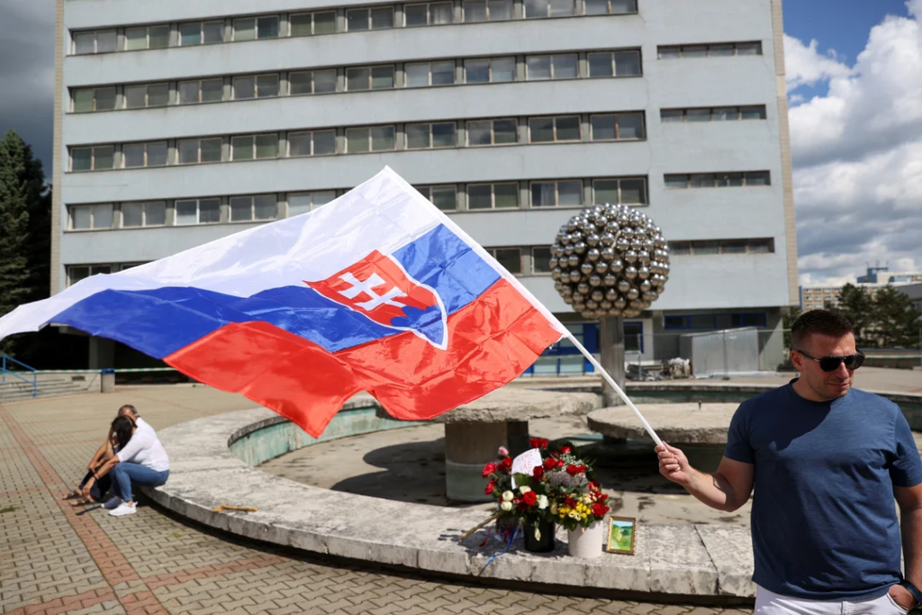 Eslovaquia: ponen en duda la hipótesis del "lobo solitario" para explicar el atentado contra Robert Fico