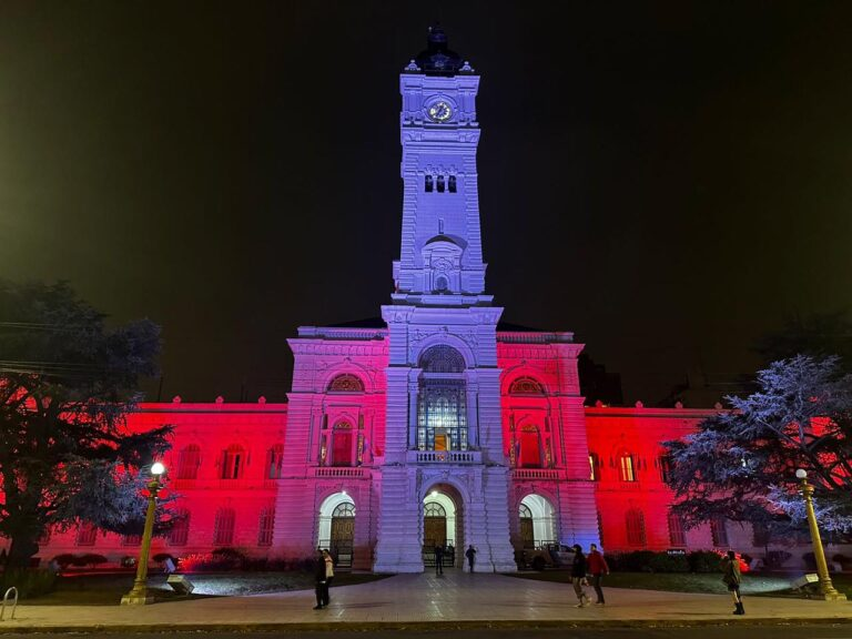 La Plata: el Palacio Municipal se iluminó de rojo y blanco en homenaje al título de Estudiantes 