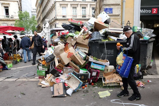 Francia: huelga "olímpica" de los recolectores de basura en Marsella