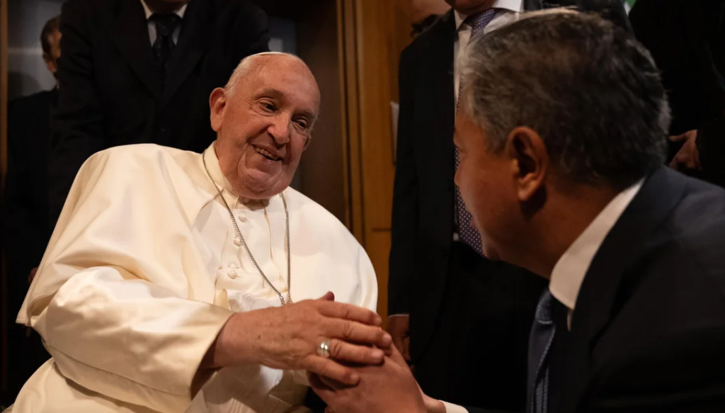 El gobernador de Neuquén se reunió con el Papa en el Vaticano y le pidió que visite la provincia