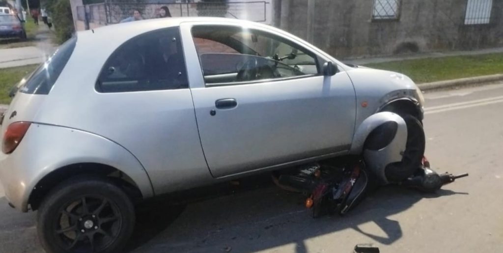 Barrio San Martín: colisionó una motocicleta contra un automóvil dejando un herido