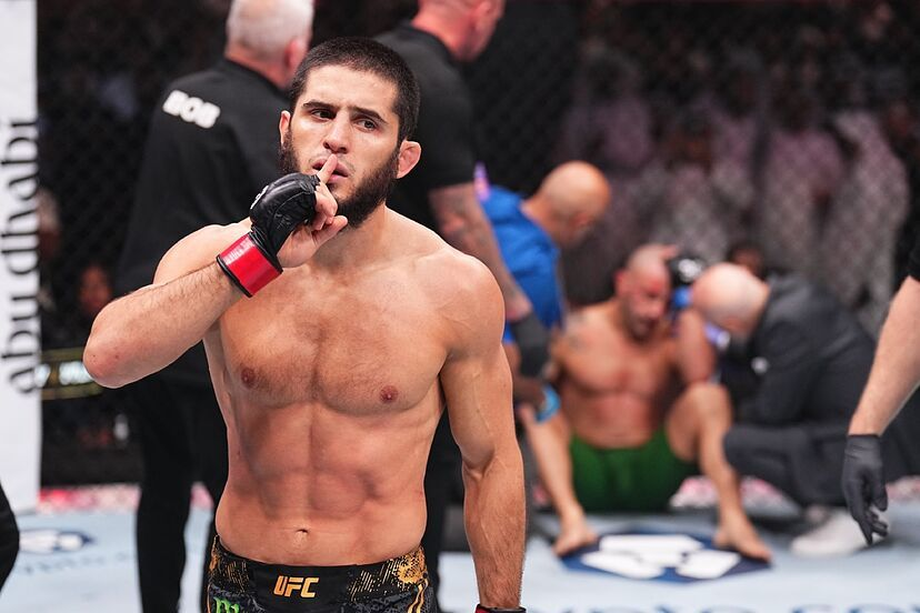 Makhachev retiene el título de peso ligero en UFC 302 tras vencer a Poirier por sumisión