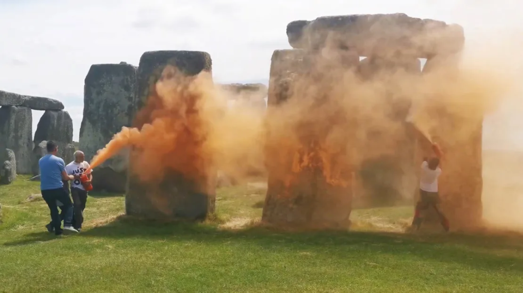 Ambientalistas rociaron con pintura naranja la estructura prehistórica más famosa del Reino Unido