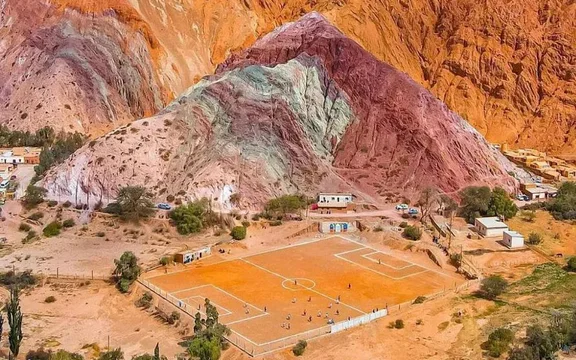 Una canchita de fútbol de Purmamarca fue seleccionada entre las más increíbles e insólitas del mundo