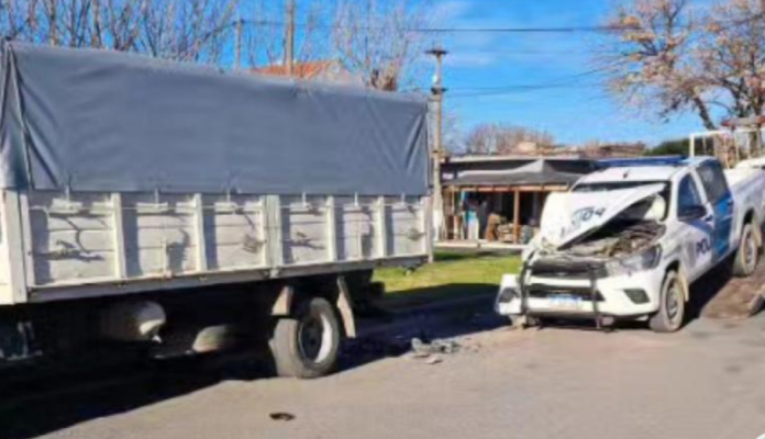 Necochea: un patrullero chocó contra un camión estacionado y una agente fue hospitalizada