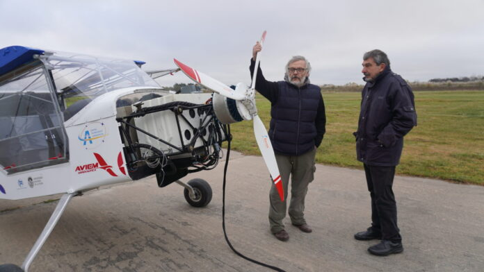 Profesionales de la UNLP construyen el primer avión eléctrico de Latinoamérica