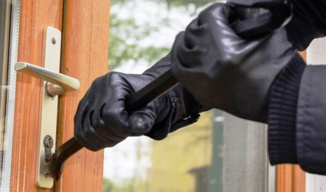 Barrio Irigoyen: barreteó la puerta de una vivienda y robó un televisor y una máquina de soldar