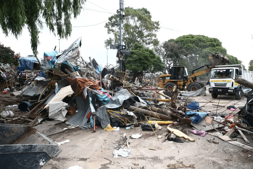 La Ciudad de Buenos Aires recuperó la zona de Retiro tras el desalojo de la feria ilegal