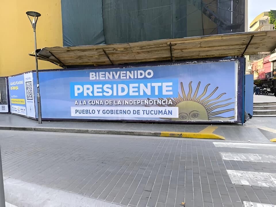 Tucumán recibe a Milei con un festival musical, carteles de apoyo y férrea seguridad