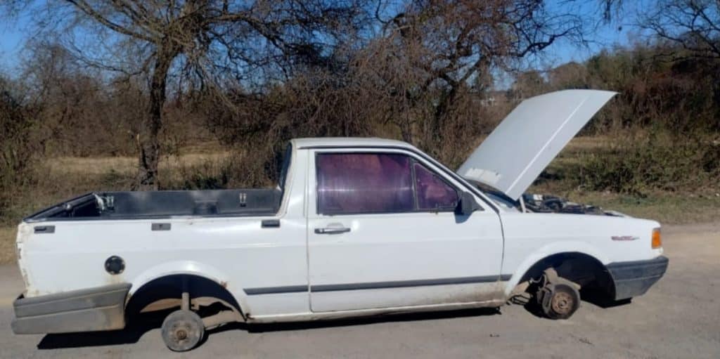 Dejó su vehículo estacionado, fue a pescar y le sustrajeron la batería y 4 neumáticos