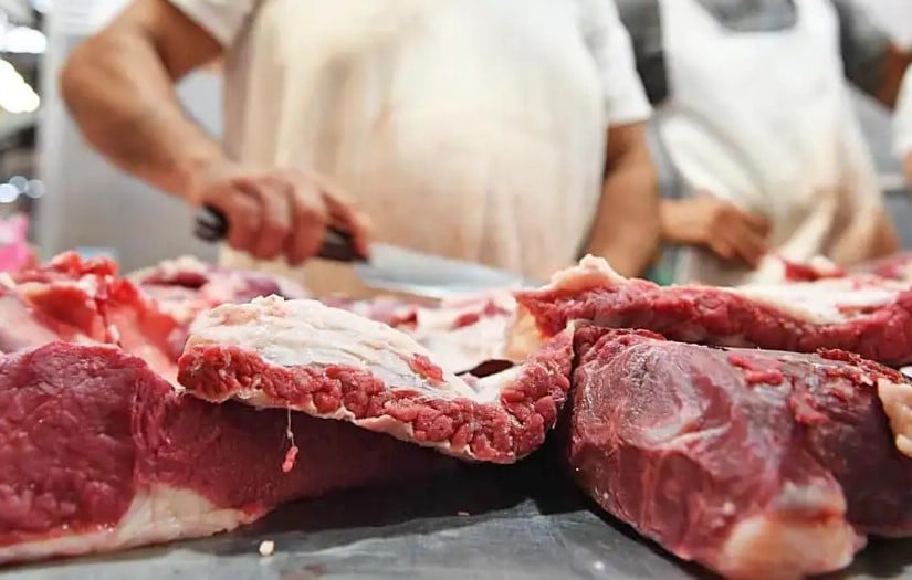 Baja el consumo de carne vacuna vinculado al poder adquisitivo y se orienta al pollo y cerdo