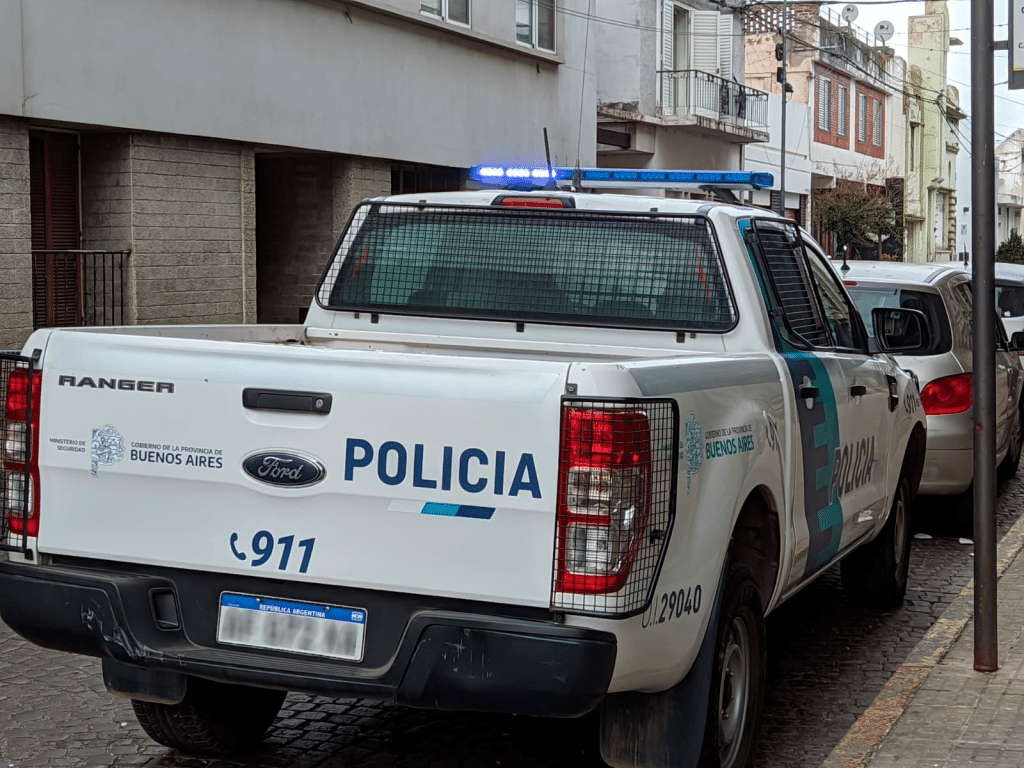 A punta de pistola, robaron un celular y dinero en efectivo en una panadería en Av. Moreno y Bustamante