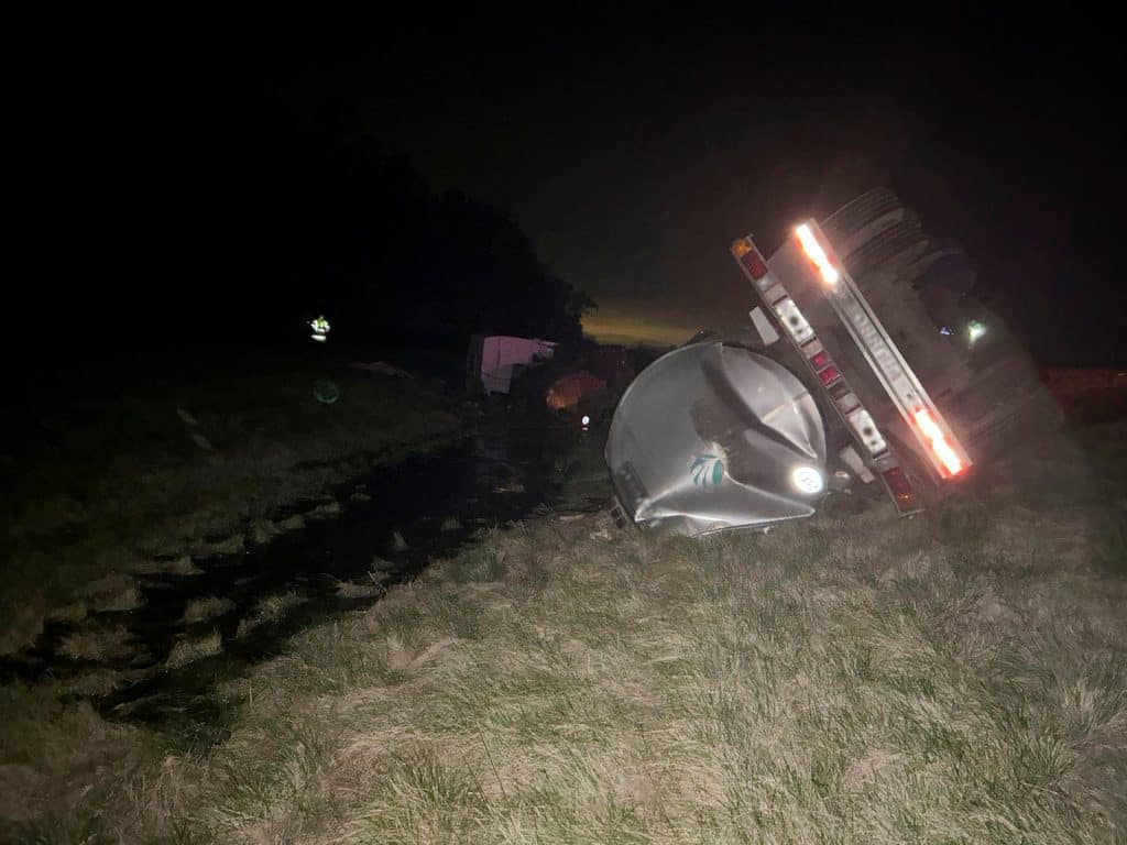 Tragedia en Ruta 9: un hombre de 46 años volcó con el camión en la banquina y murió