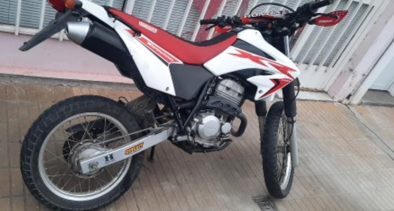 Tras intentar esquivar un perro, una mujer de 34 años se cayó de su motocicleta y fue trasladada al hospital