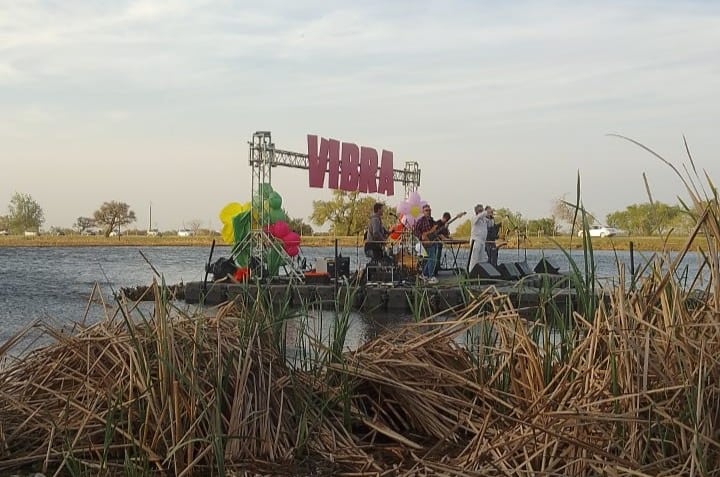 Por las fuertes ráfagas, el escenario flotante de “Festival Vibra” se mueve mientras los músicos brindan su show