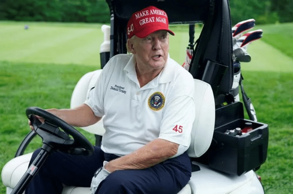 Realizan disparos cerca del club de golf de Trump y resulta ileso